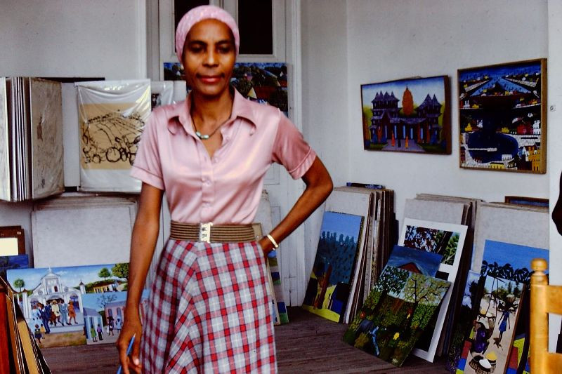 Tại xưởng tranh của một nữ họa sĩ địa phương.