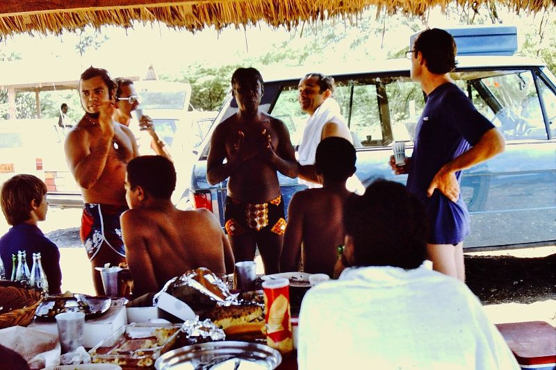 Bữa tiệc bên bãi biển của những người đàn ông.