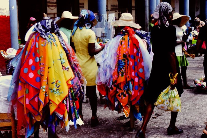 Sắc màu rực rỡ của các tấm poncho, trang phục đặc trưng của cư dân vùng Trung Mỹ, được bán ở chợ.