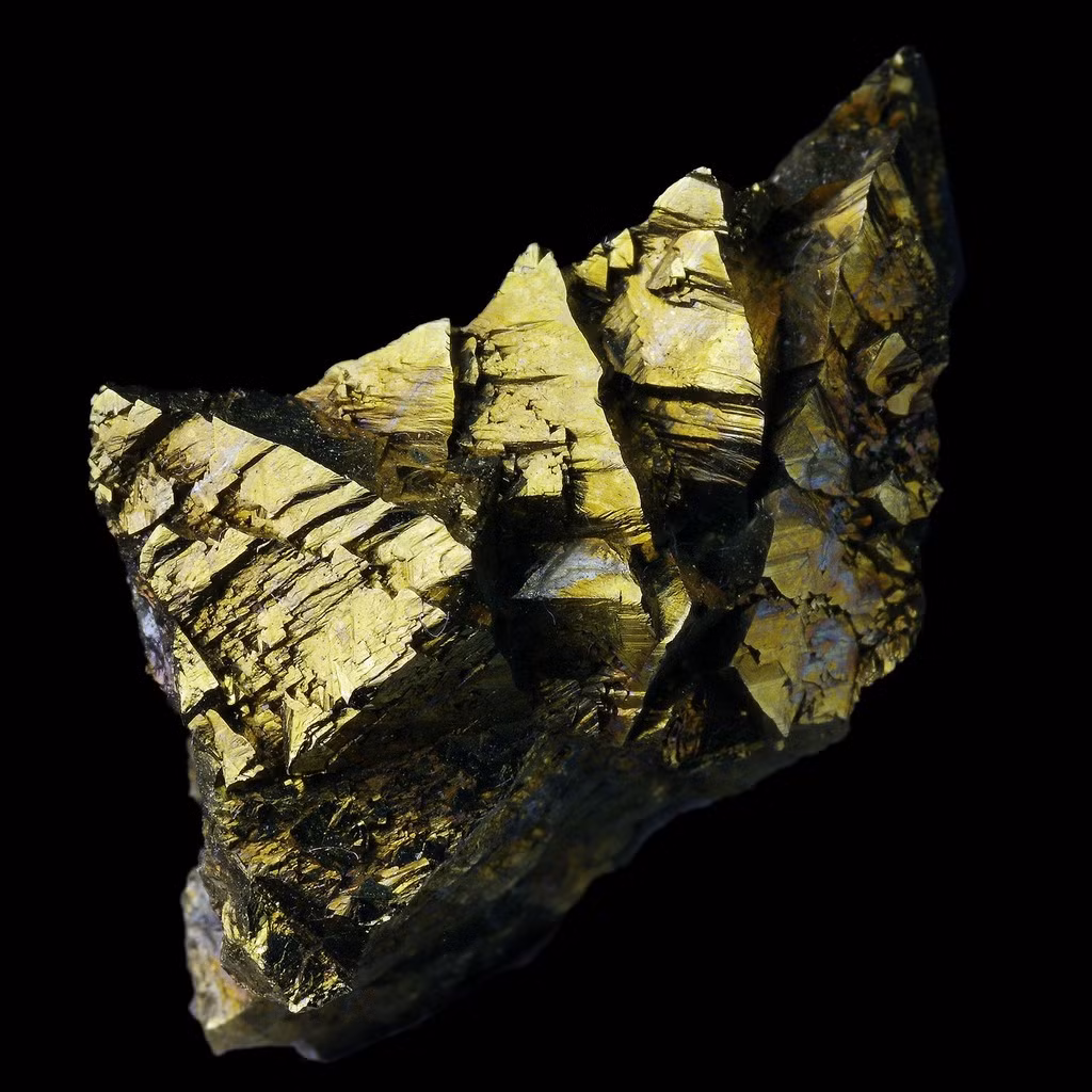 Chalcopyrite là hợp chất sunfua của đồng và sắt, có màu vàng đậm như đồng thau. Nó là một loại quặng đồng quan trọng.
