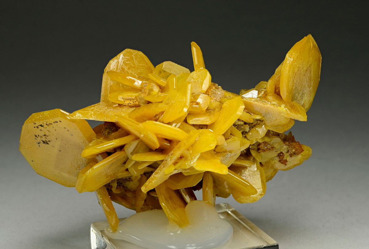 Wulfenite là molipdat chì có màu từ vàng đến đỏ cam, tồn tại ở những đới ôxi hóa của các mỏ molipden và chì. Đây là một nguồn cung cấp molipden phụ.