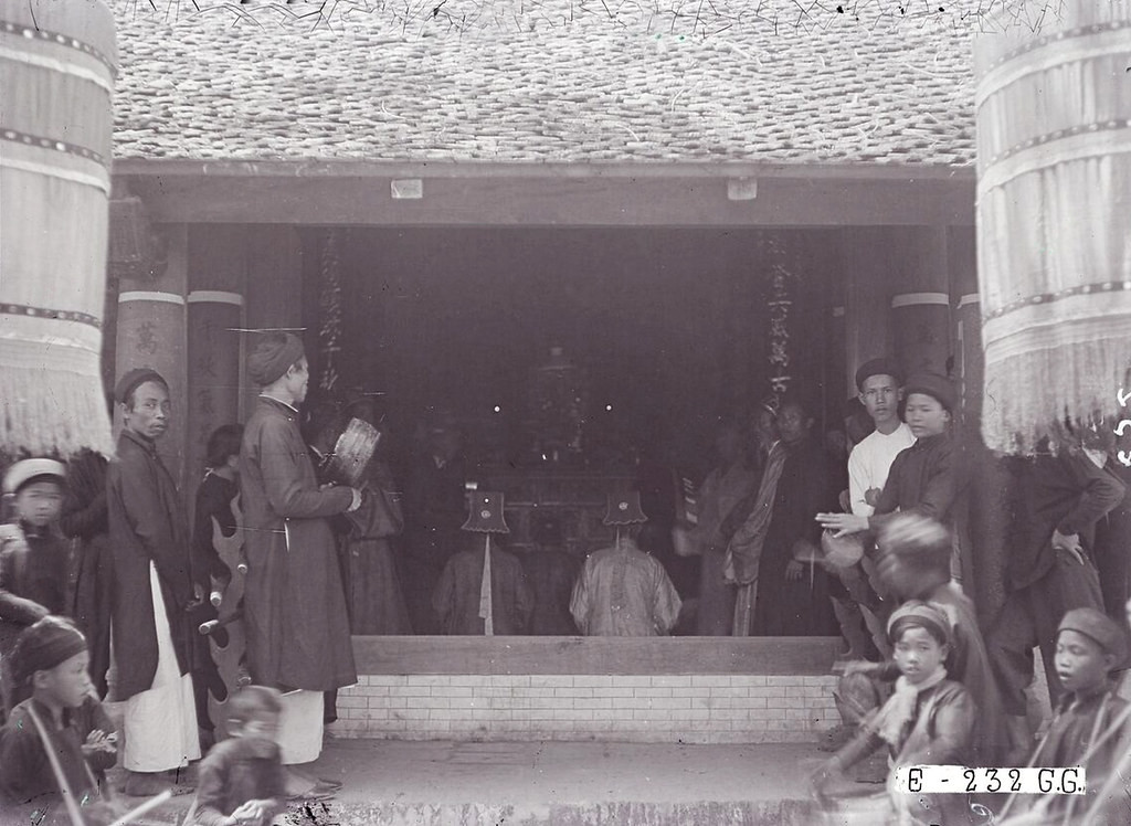 Cận cảnh một buổi lễ ở Văn Miếu Hà Nội thập niên 1920. Các vị chức sắc áo mũ chỉnh tề đang khấn vài trước một bàn thờ.