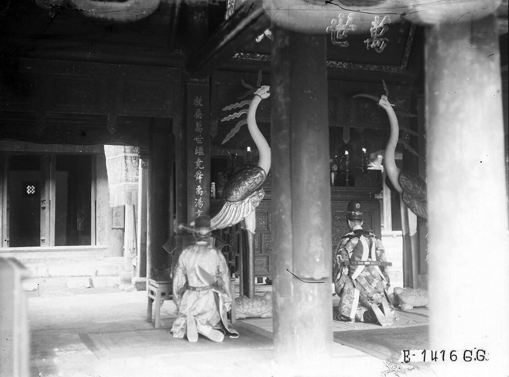 Vị chủ tế quỳ gối đọc văn khấn trước bàn thờ ở nhà Đại Bái Đường.