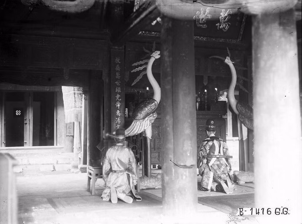 Vị chủ tế quỳ gối đọc văn khấn trước bàn thờ ở nhà Đại Bái Đường.