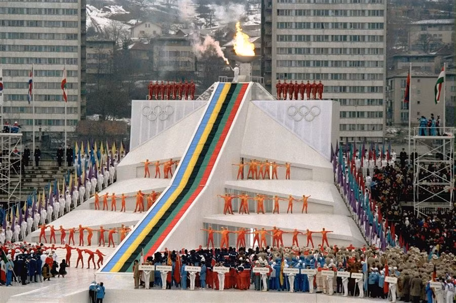 Sau khi Liên Xô đưa ra tuyên bố "tẩy chay" Olympic 1984, 13 nước có quan hệ thân thiết với quốc gia xã hội chủ nghĩa lớn nhất thế giới cũng đưa ra các thông báo tương tự và từ chối tham dự.