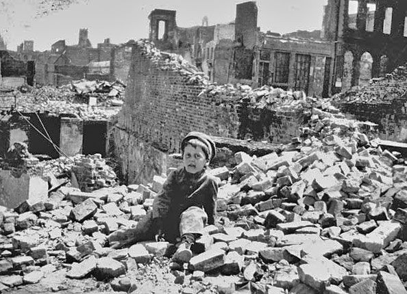 Một cậu bé trên đống đổ nát.