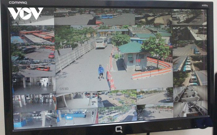 Số lượng tuyến xe hoạt động tại bến đã cắt giảm hơn nửa so với tần suất xe hoạt động bình thường.