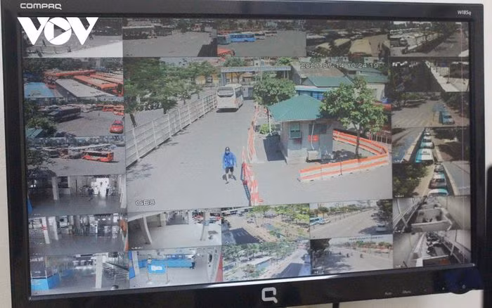 Số lượng tuyến xe hoạt động tại bến đã cắt giảm hơn nửa so với tần suất xe hoạt động bình thường.