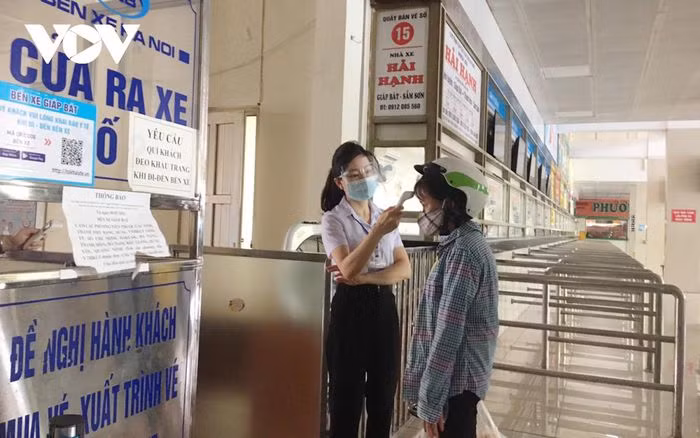 Số lượng nhân viên làm việc tại bến xe cũng cắt giảm luân phiên và công tác phòng, chống dịch Covid-19 vẫn luôn được đảm bảo, tuân thủ đầy đủ quy định theo hướng dẫn của Bộ Y tế và UBND TP. Hà Nội.