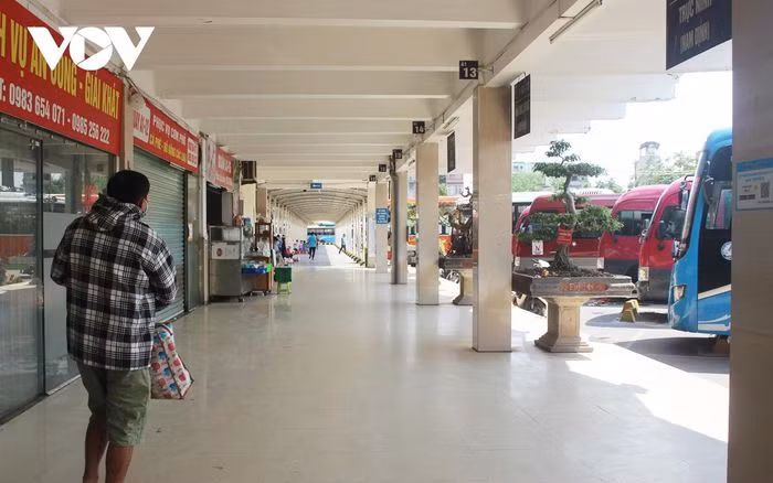 Theo ghi nhận của PV tại các bến xe lớn của Hà Nội như Mỹ Đình, Giáp Bát, Nước Ngầm, số lượng xe tại bến đã giảm hơn một nửa, lác đác một số khách tới giao dịch mua vé.
