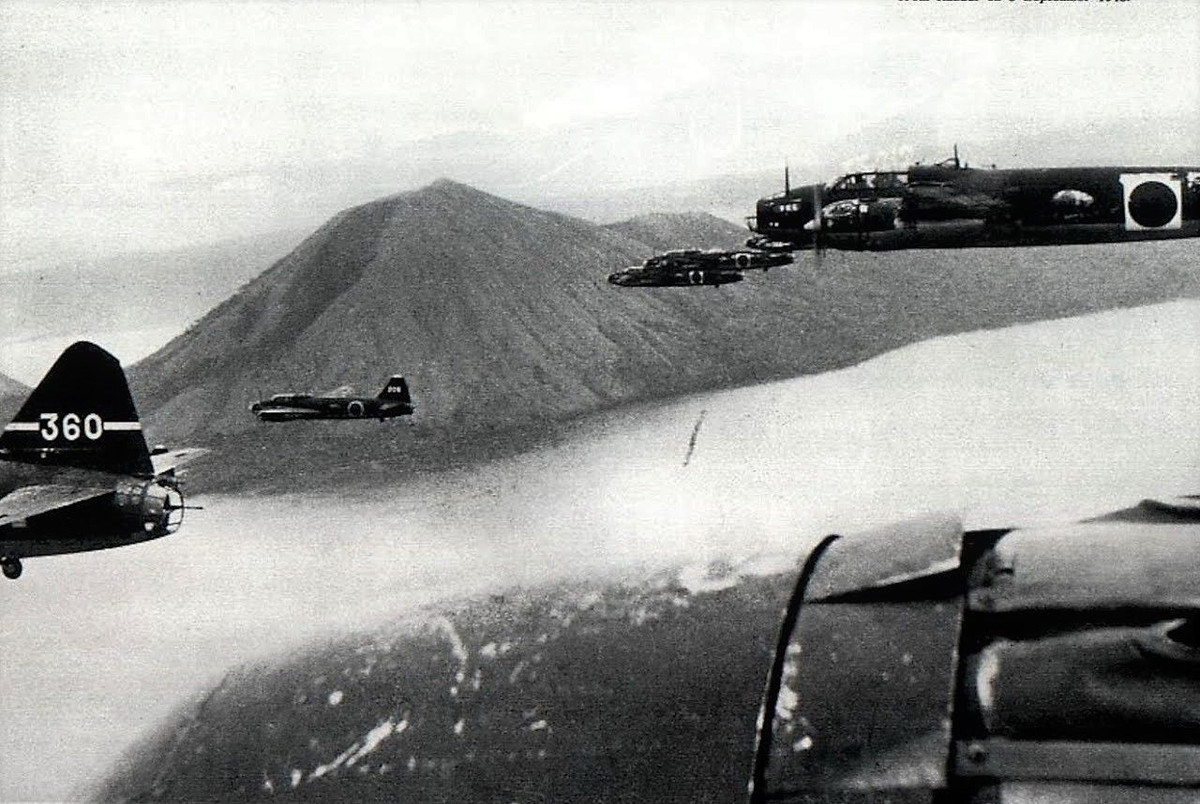 Khi tàu Lexington rời Bougainville - hòn đảo lớn nhất của Quần đảo Solomon ở Nam Thái Bình Dương và vẫn chưa rơi vào tay người Nhật - để đến Rabaul, radar xác nhận tín hiệu của các máy bay ném bom Nhật đang tiến thẳng đến tàu sân bay.