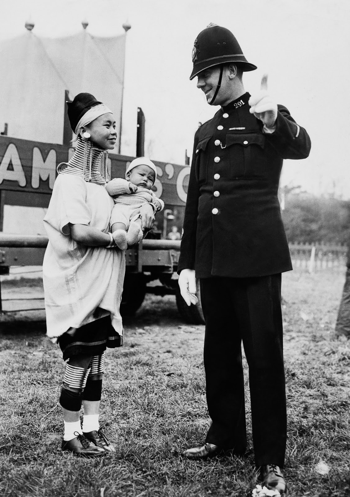 Người phụ nữ bộ tộc thiểu số Miến Điện nói chuyện với viên cảnh sát Anh.