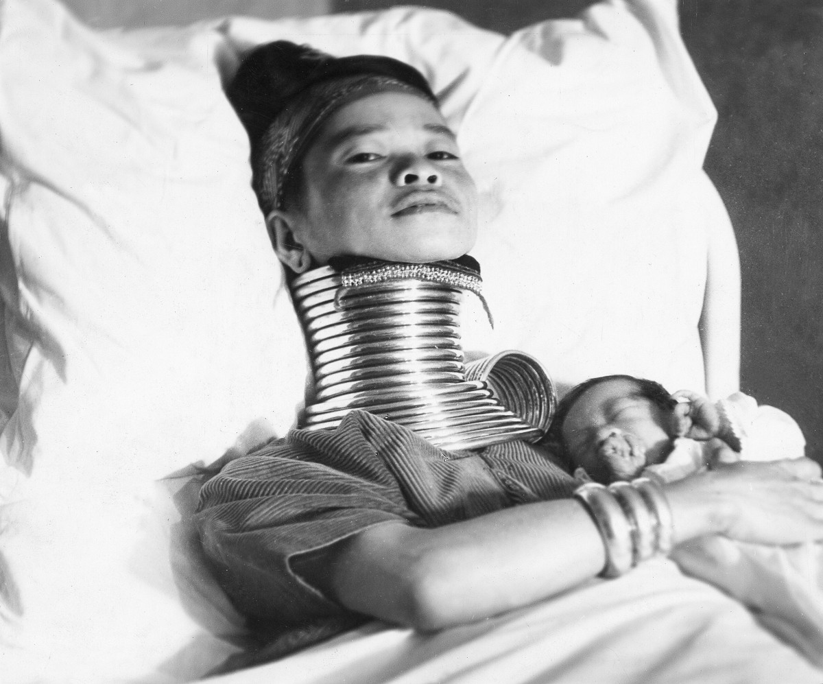 Cô Mu Proa bên đứa con mới sinh.