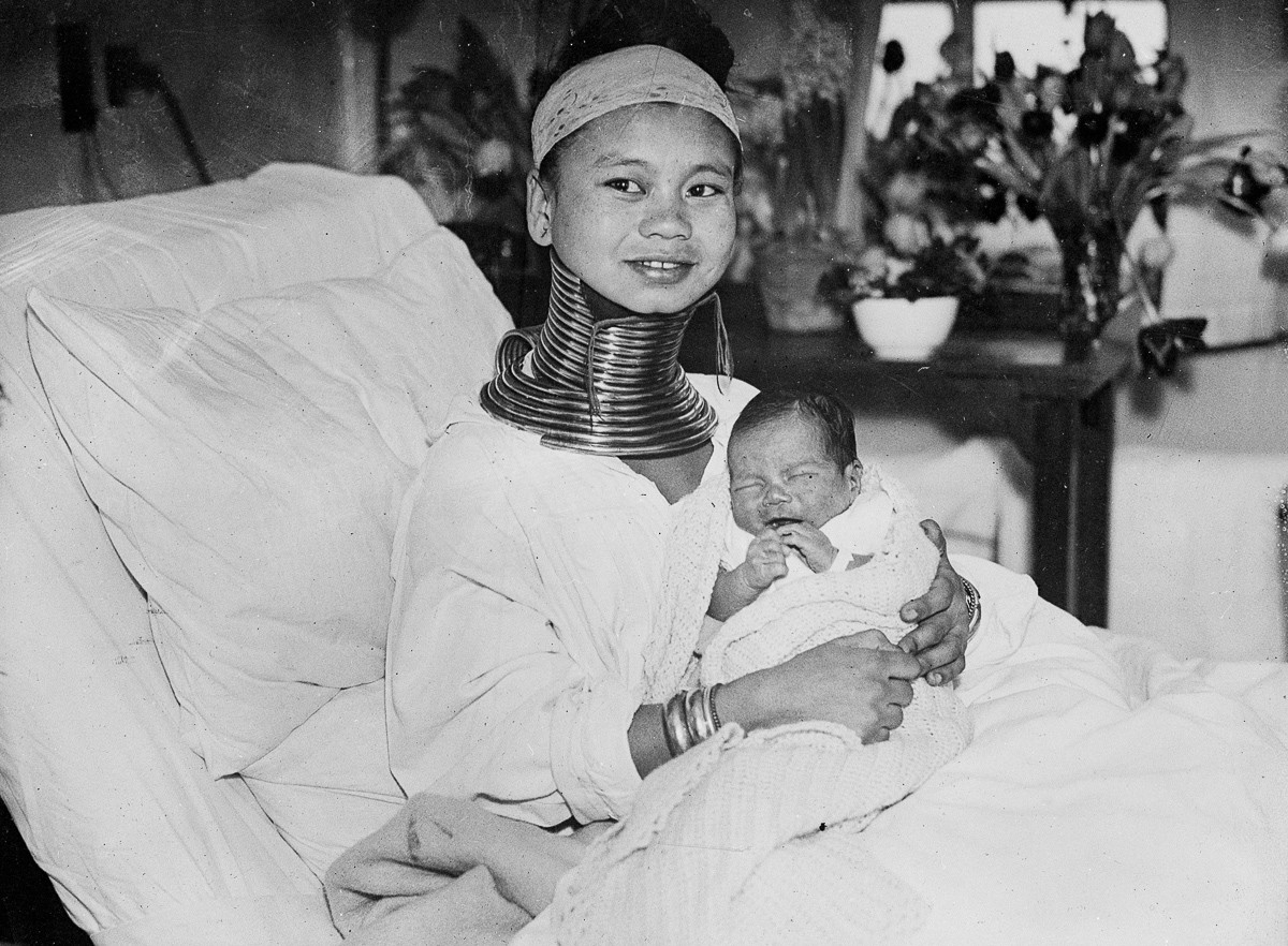 Cô Mu Proa ngồi trên giường với đứa con.