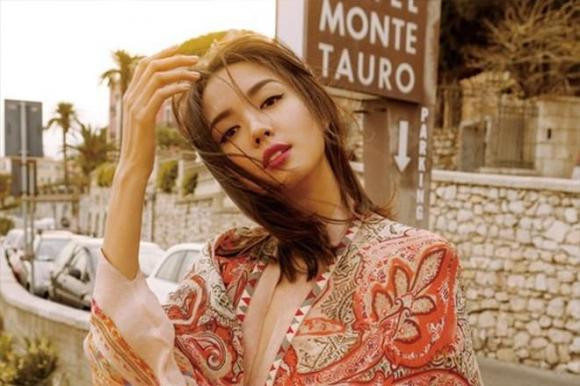 Chia sẻ trong một cuộc phỏng vấn, Hoa hậu Thế giới Trương Tử Lâm tiết lộ rằng để có được vóc dáng thon gọn như bây giờ, cô thường xuyên tập yoga. Mỗi ngày, bà mẹ hai con đều tranh thủ 20 phút để tập luyện. Ngoài ra, người đẹp còn theo đuổi bộ môn chạy bộ.