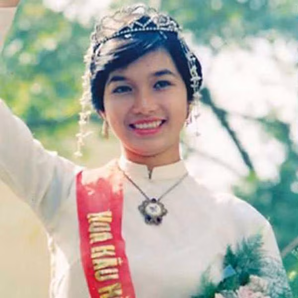  Hoa hậu Bùi Bích Phương là một trong 2 người đẹp chiến thắng trong cuộc thi Hoa hậu Việt Nam được tổ chức đầu tiên năm 1988. Năm ấy, chỉ có 1 hoa hậu và 1 á hậu và người giành vị trí thứ 2 là người đẹp Nguyễn Thu Mai.