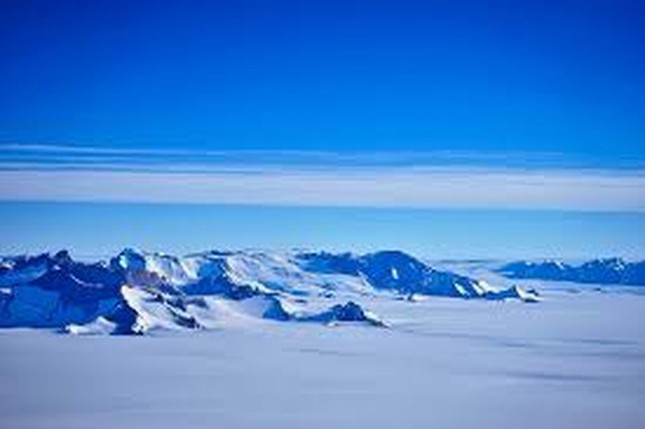 ##b###2. Sa mạc Nam Cực cũng là sa mạc lớn nhất thế giới? Một sự thật thú vị gây nhiều bất ngờ đó là Nam Cực giữ kỷ lục sa mạc rộng lớn nhất thế giới. Với diện tích "khủng" gần 13,8 triệu km2 . Trong khi đó, Sahara chỉ rộng khoảng 9 triệu km2. Nam cực chính là sa mạc lớn nhất thế giới. Với lượng mưa khoảng 51mm mỗi năm, quanh năm nó được bao phủ bởi lớp băng vĩnh hằng chiếm hơn 90% lượng nước trên Trái Đất, và có độ dày trung bình 1,6km.