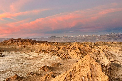 ##b###7. Sa mạc nào khô hạn nhất trên thế giới? Sa mạc Atacama là sa mạc khô hạn nhất trên thế giới. Nằm ở phía Bắc Chile, Atacama hầu như không có mưa. Lượng mưa trung bình được ghi nhận ở sa mạc này chỉ là 1mm mỗi năm. Khi so sánh sa mạc Atacama khô hơn 50 lần Thung lũng Chết ở California. Dãy núi Andes và dãy ven biển Chile ở cả hai phía của sa mạc Atacama ngăn chặn hơi ẩm đến với nơi này. Kết quả là đất ở đây khô cằn và thiếu sức sống. Điều thú vị là địa hình ở Atacama trông giống như sao Hỏa. Độ cao lý tưởng, bầu trời quang đãng và không khí trong lành khiến Atacama trở thành một trong những nơi tốt nhất để ngắm sao. Ở đây có tới 3 đài quan sát quốc tế đang hoạt động.