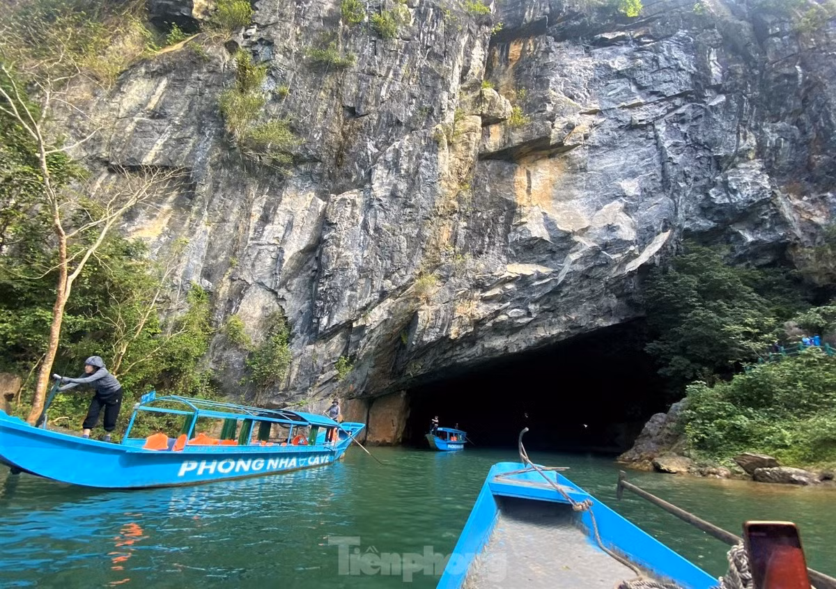 Thuyền nối nhau vào động. Động Phong Nha là hang động thuộc vườn quốc gia Phong Nha – Kẻ Bàng. Cửa động cao khoảng 10m, rộng 25m.