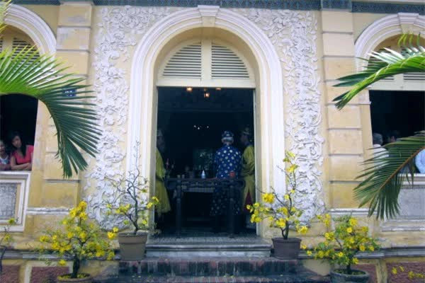 Nguoi phu nu nao the chap tinh mang 3 doi dong toc de cuu dan?-Hinh-2