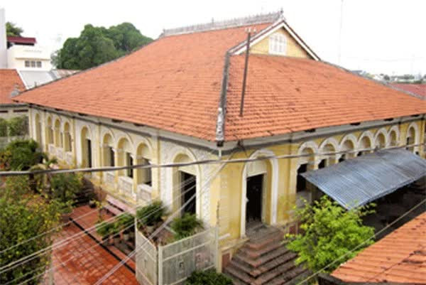 Nguoi phu nu nao the chap tinh mang 3 doi dong toc de cuu dan?