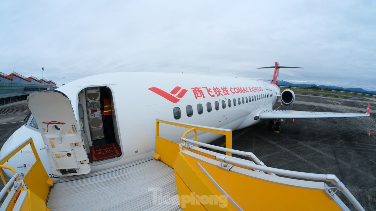 ARJ21-700 là máy bay phản lực hai động cơ với sức chứa tối đa 90 chỗ ngồi.