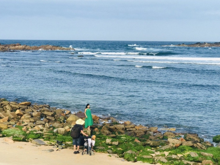 Reu xanh lang chai Nhon Hai niu chan du khach