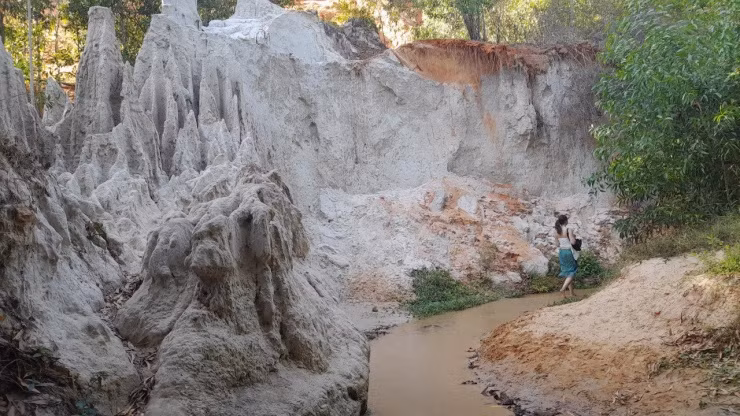Ở Suối Tiên, nước suối chảy rất nhẹ nhàng, mực nước chỉ cao trên mắt cá chân, nơi sâu nhất cũng không quá đầu gối. Bởi vậy, khi đến đây, du khách thường lội chân trần để trải nghiệm cảm giác mát lạnh vô cùng thú vị.
