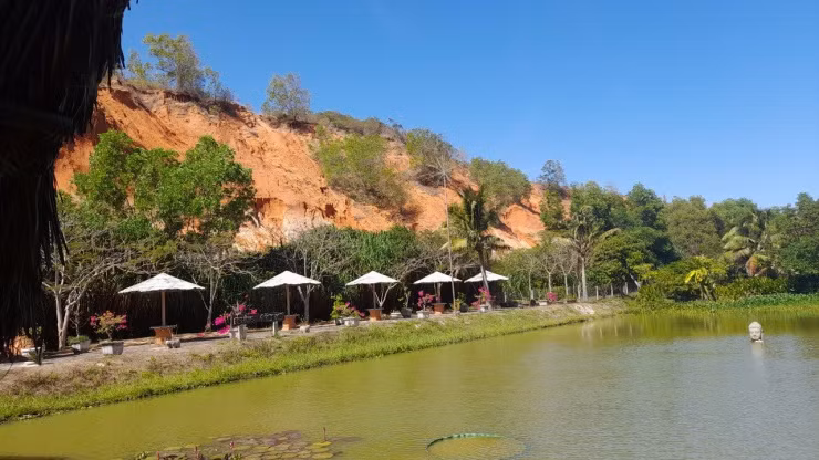 Hiện nay có nhiều điểm dừng chân bên dòng suối để du khách nghỉ ngơi.