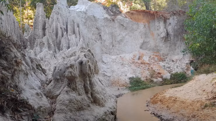 Hai bên dòng suối là núi cát tuyệt đẹp với nhiều thạch nhũ kỳ lạ.