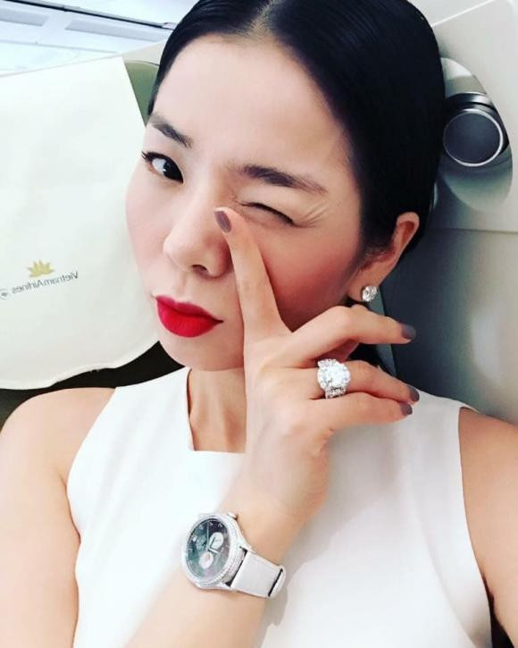 Sau nhiều năm ca hát, Lệ Quyên sở hữu khối tài sản đáng mơ ước. Trong đó có căn biệt thự "dát vàng" với phong cách châu Âu hiện đại, nằm ở vị trí trung tâm, đắc địa ở Sài Gòn. Ngoài ra, "nữ hoàng phòng trà" Lệ Quyên còn tậu thêm nhà ở Hà Nội và Đà Lạt. Chưa kể, Lệ Quyên còn có cho mình tủ đồ hiệu cực kì xịn xò và sở hữu xế hộp đắt đỏ.