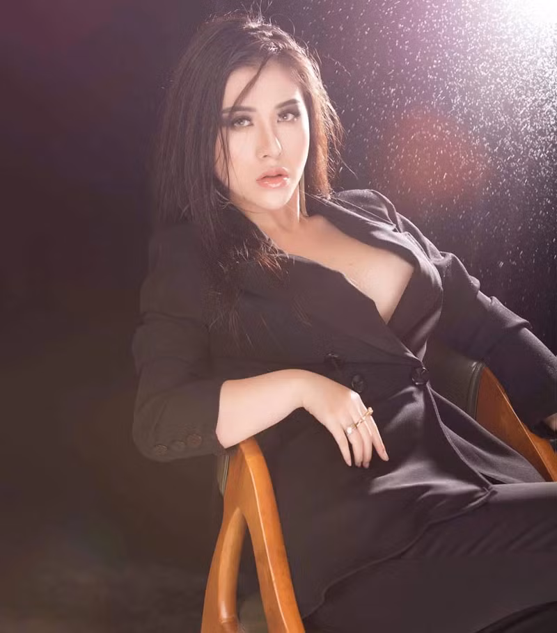 Cô giáo 29 tuổi này khá nổi tiếng trên các trang mạng xã hội nhờ khuôn mặt xinh xắn, thân hình nóng bỏng và gu thời trang sành điệu.