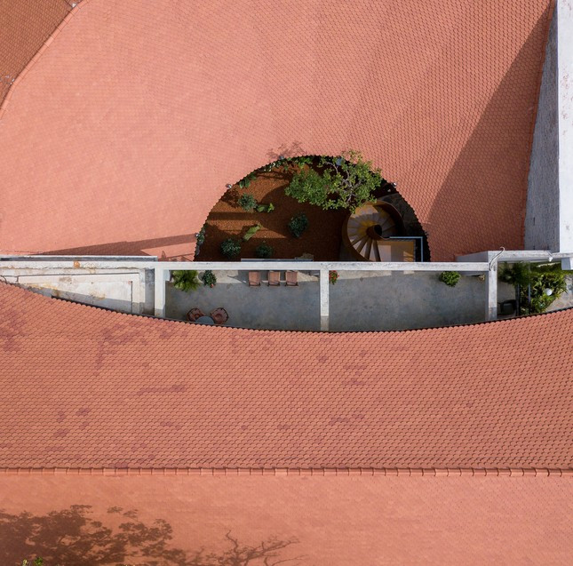 Được cải tạo từ 2 tòa nhà mang 2 phong cách kiến trúc khác nhau, một quán cà phê đường phố và một phần trung tâm tiệc cưới theo phong cách tân cổ điển, công trình được giữ lại nguyên khối mặt tiền và cấu trúc của tòa nhà tân cổ điển.