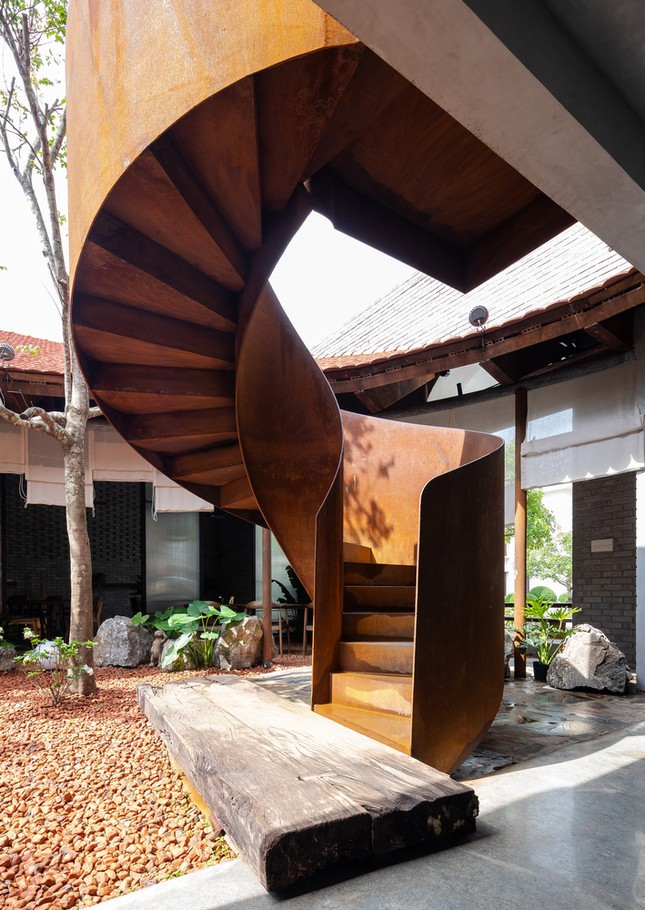 Để tăng cảm giác quen thuộc, gỗ nguyên tấm, cầu thang xoắn ốc được sử dụng.