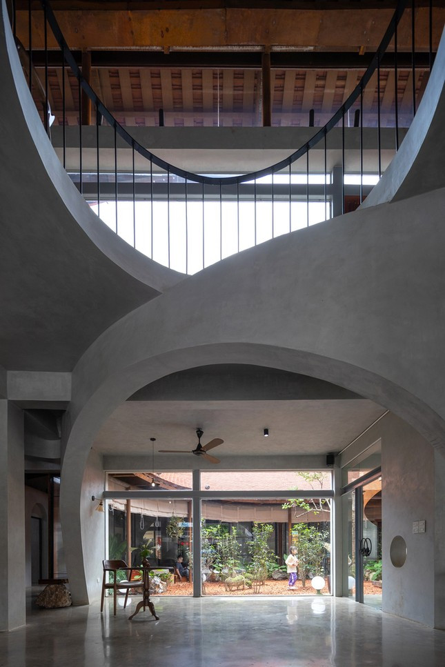 Nhằm tạo ra ấn tượng mạnh mẽ về thị giác, các bức tường được chuyển hóa cong và cắt khoét tạo mỗi liên hệ với khối nhà hàng theo phong cách tân cổ điển.