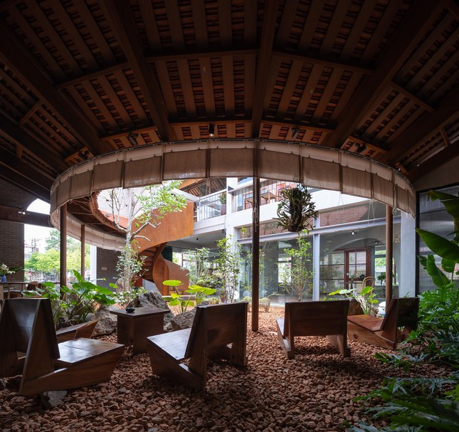 Nhằm mục đích gợi nhớ cảm giác và phản ánh truyền thống, thiết kế không chỉ sử dụng mái nhà cong và ngói vảy cá kiểu cũ giống như những ngôi đền, mà còn nhấn mạnh bằng khu vườn trong cùng mái hiên rộng, đá cuội đỏ, hệ thực vật và hương hoa quen thuộc.