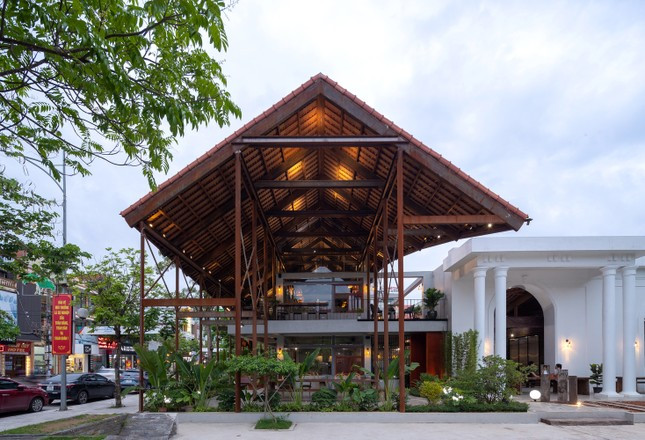 Để liên kết với phần còn lại, một cấu trúc mới sẽ được xây dựng với kết cấu bê tông, thép, kính và ngói.