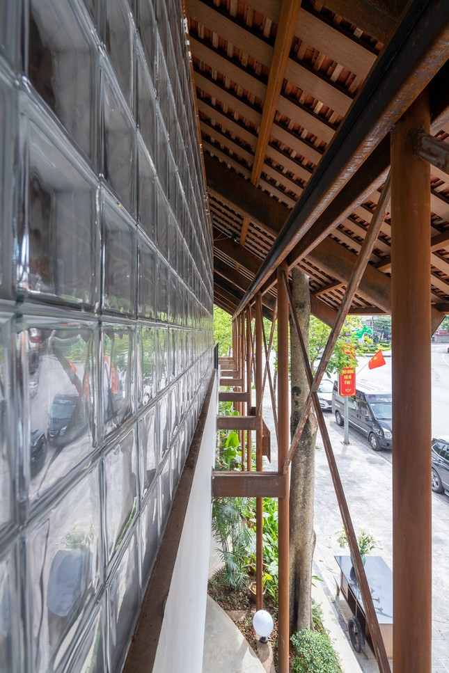 Để lấy sáng, gạch thủy tinh và cửa kính được sử dụng, đây cũng là yếu tố hiện đại lồng ghép vào kiến trúc truyền thống để mang lại sự cân bằng cho công trình kiến trúc.