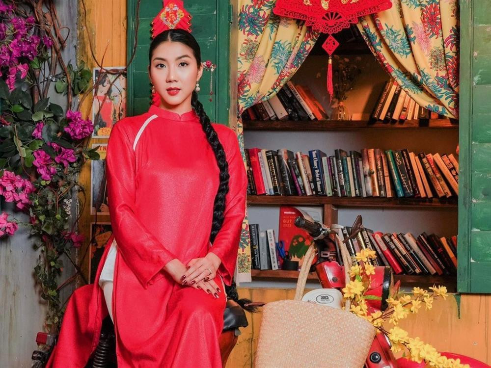 Ngoc Quyen ruc ro ao dai don Tet o troi Tay