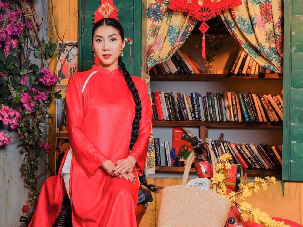 Ngoc Quyen ruc ro ao dai don Tet o troi Tay