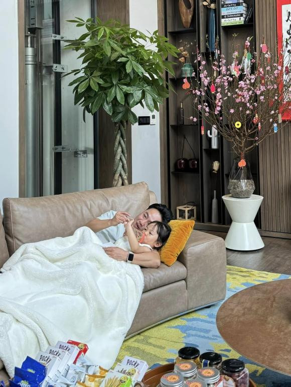 Ngoài việc chia sẻ suy nghĩ trong những ngày năm hết Tết đến, Cường Đô La còn đăng tải loạt ảnh mới nhất bên cạnh các con. Trong ảnh, nam doanh nhân nằm đắp chăn trò chuyện cùng ái nữ Suchin. Anh dịu dàng và vui vẻ trò chuyện cùng con gái. Còn đối với con trai út Sutin, nam doanh nhân chủ động đưa nhóc tì đi chơi ở những khu vui chơi đông đúc rộn ràng.