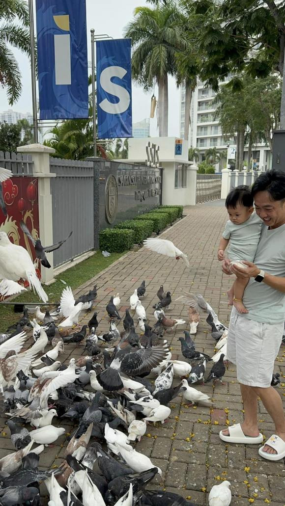 Cường Đô La và Đàm Thu Trang khá cởi mở trong việc chia sẻ cuộc sống đời tư cũng như hình ảnh của các con. Tổ ấm nhỏ của Cường Đô La êm ấm, hạnh phúc hơn bao giờ hết. Mỗi khi ngắm nhìn các con, nam doanh nhân đều lộ rõ vẻ hạnh phúc và luôn đồng hành cùng con trong những cột mốc quan trọng dù bận rộn cách mấy đi chăng nữa.