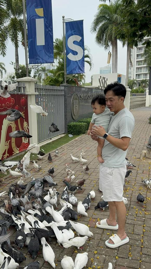 Anh dành thời gian cuối năm cho hai con.