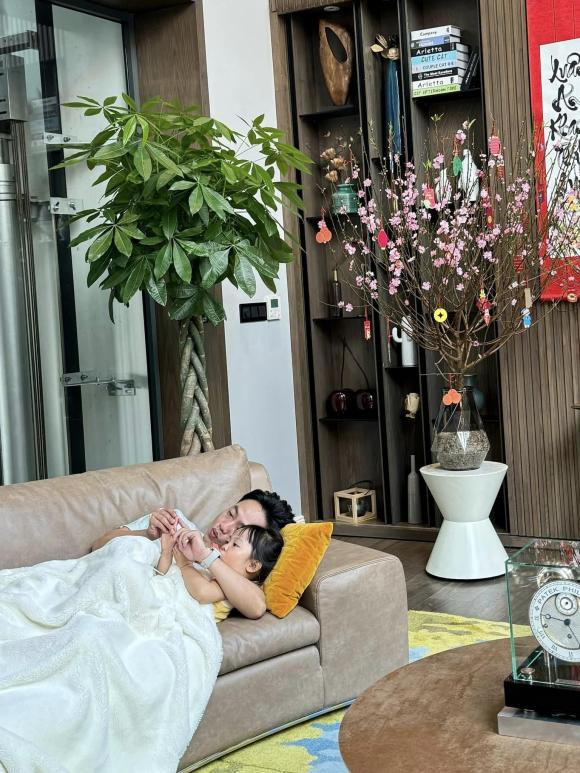 Mới đây, trên trang cá nhân cá nhân của mình, Cường Đô La đã khoe ảnh bên các con trong thời gian nhà rỗi. Nam doanh nhân vui vẻ nói: "Từ ngày lấy vợ thì ngày thảnh thơi nhất trong năm với mình là ngày 30 Tết. Vì tất cả mọi việc vợ chỉ đạo mình làm trước 30 xong hết rồi nên hôm nay thảnh thơi thôi".