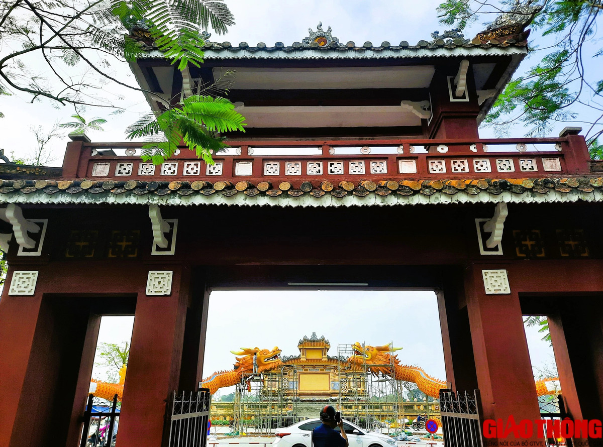 Cặp tượng linh vật rồng chào đón tết Giáp Thìn tại Huế được bố trí tại khu vực bia Quốc học bên tuyến đường Lê Lợi ở bờ nam sông Hương, đối diện cổng Trường THPT Chuyên Quốc học - Huế.