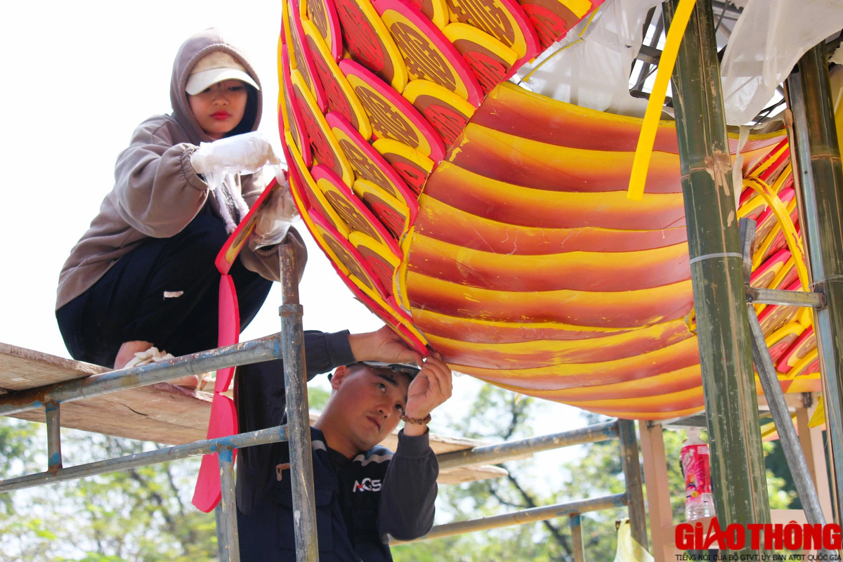 Tỷ mẩn may, lắp các vảy rồng.