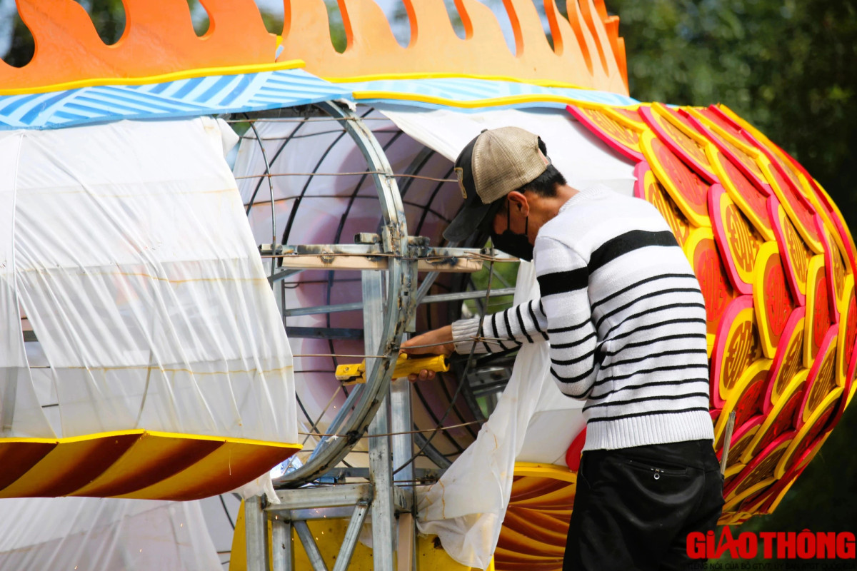 Thân rồng được làm bằng khung thép tròn.