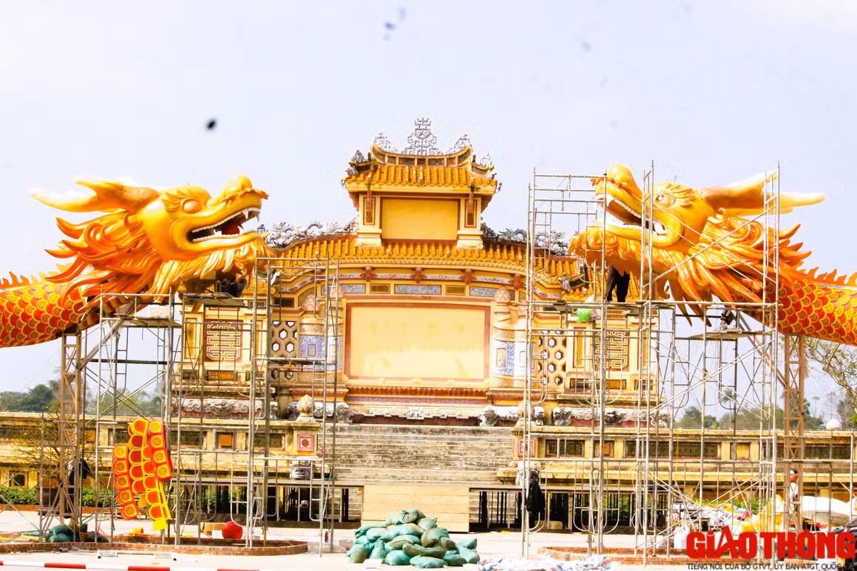 Tại đây, linh vật năm Giáp Thìn nổi bật với 2 con rồng chầu đang bay lên, cũng chính là cổng chào và là điểm nhấn của không gian Hội Xuân TP Huế năm 2024 đang được các đơn vị thi công lắp đặt.