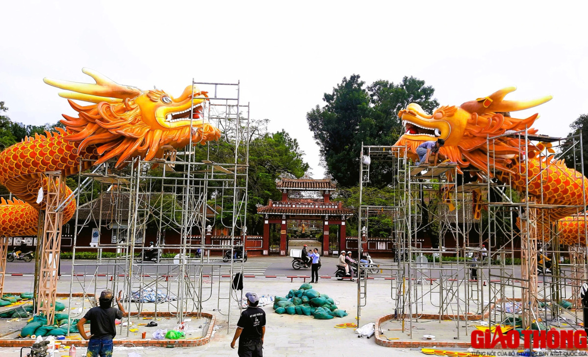 Phần đầu cặp linh vật vươn cao tỏ rõ khát vọng một TP Huế vươn lên phát triển trong năm con giáp Giáp Thìn.