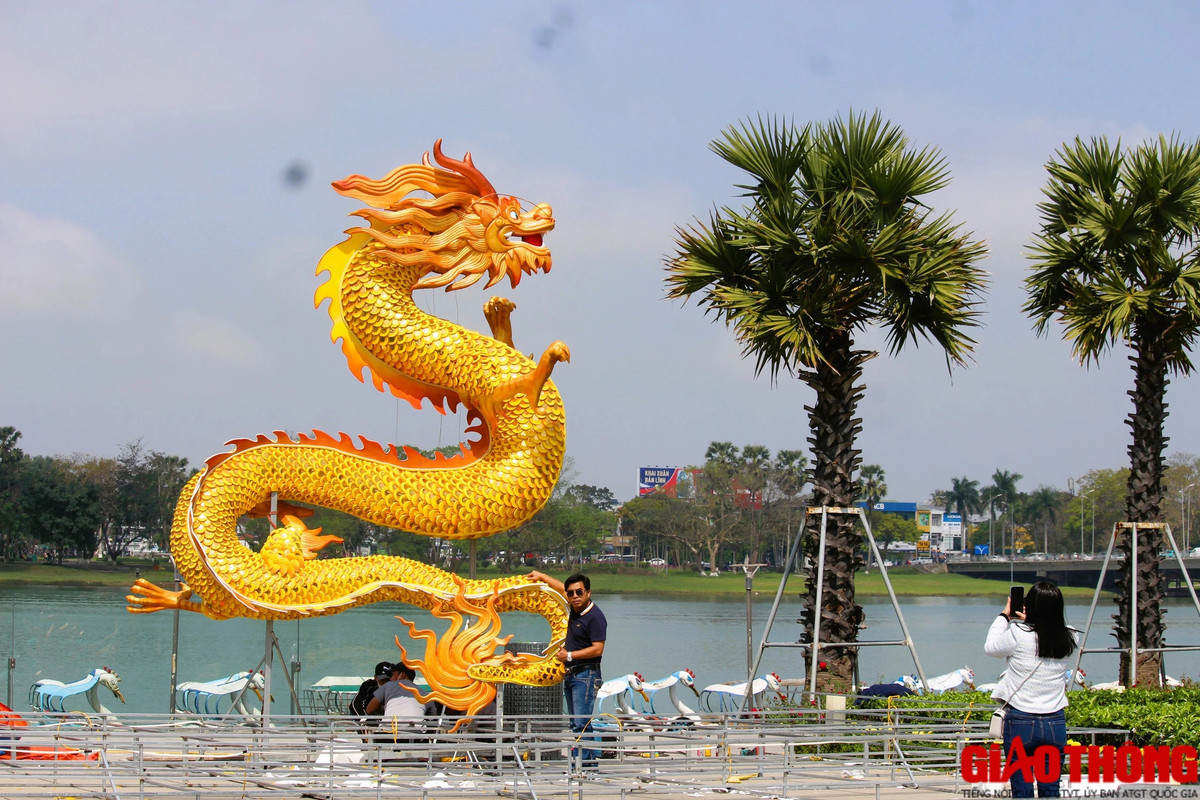 Cách cặp rồng “khổng lồ” trên một đoạn, khu vực đài phun nước thuộc Công viên Lý Tự Trọng đối diện trụ sở UBND tỉnh Thừa Thiên Huế còn có một linh vật năm Giáp Thìn đang hoàn thiện, được lấy cảm hứng từ ấn Quốc gia tín bảo, một bảo vật quý giá của hoàng cung triều Nguyễn.